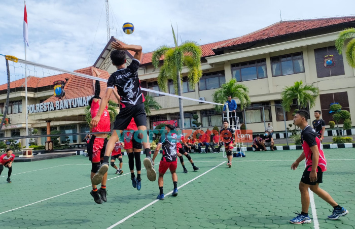 Foto: Tim bola volly putra Karangasem Bali dan tim bola volley putra Banyuwangi, saat menggelar latihan bersama.