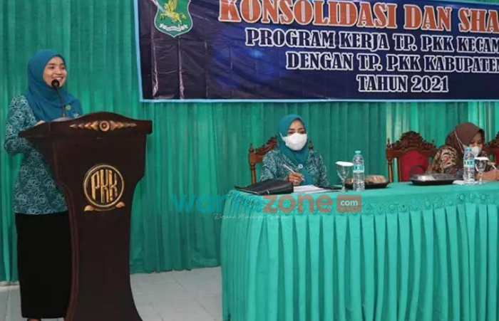 Foto: Ketua TP-PKK Kabupaten Sumenep, Nia Kurnia Fauzi, saat menyampaikan sambutan dalam rapat konsolidasi dan sharing program kerja antara TP-PKK kecamatan dan TP-PKK kabupaten.