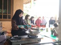 Foto: Pemateri dari anggota P2M IDIA Prenduan saat menyampaikan cara pembuatan stik mangga dan es kopyor mangga. (Foto for wartazone.com)