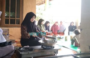 Manfaatkan Potensi Desa, Mahasiswi IDIA Prenduan Latih Emak-Emak PKK Buat Camilan