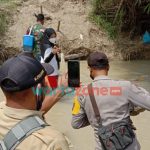 Foto: Bhabinkamtibmas Desa Ngrancang, Kabupaten Bojonegoro bersama Tiga Pilar Desa Ngrancang dan Nakes bahu membahu melakukan vaksinasi door to door mengarungi sungai.