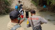 Foto: Bhabinkamtibmas Desa Ngrancang, Kabupaten Bojonegoro bersama Tiga Pilar Desa Ngrancang dan Nakes bahu membahu melakukan vaksinasi door to door mengarungi sungai.