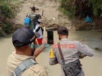 Foto: Bhabinkamtibmas Desa Ngrancang, Kabupaten Bojonegoro bersama Tiga Pilar Desa Ngrancang dan Nakes bahu membahu melakukan vaksinasi door to door mengarungi sungai.
