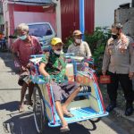 Foto: Kapolsek Mojoroto Polres Kediri Kota, Kompol Muhklason, saat membelikan becak baru untuk tukang becak yang melapor telah kehilangan becaknya.