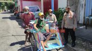 Foto: Kapolsek Mojoroto Polres Kediri Kota, Kompol Muhklason, saat membelikan becak baru untuk tukang becak yang melapor telah kehilangan becaknya.