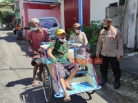 Foto: Kapolsek Mojoroto Polres Kediri Kota, Kompol Muhklason, saat membelikan becak baru untuk tukang becak yang melapor telah kehilangan becaknya.