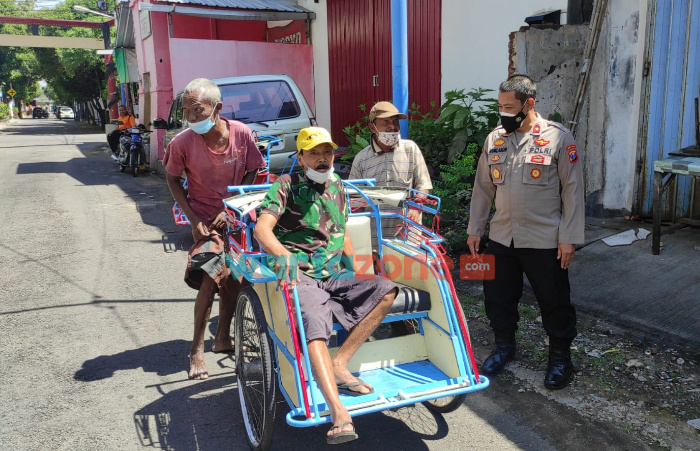 Foto: Kapolsek Mojoroto Polres Kediri Kota, Kompol Muhklason, saat membelikan becak baru untuk tukang becak yang melapor telah kehilangan becaknya.
