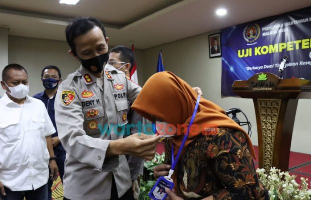 Foto: Wakapolresta Malang AKBP Deny Heryanto, saat membuka pelaksanaan Uji Kompetensi Wartawan, di Hotel Savana Kota Malang.