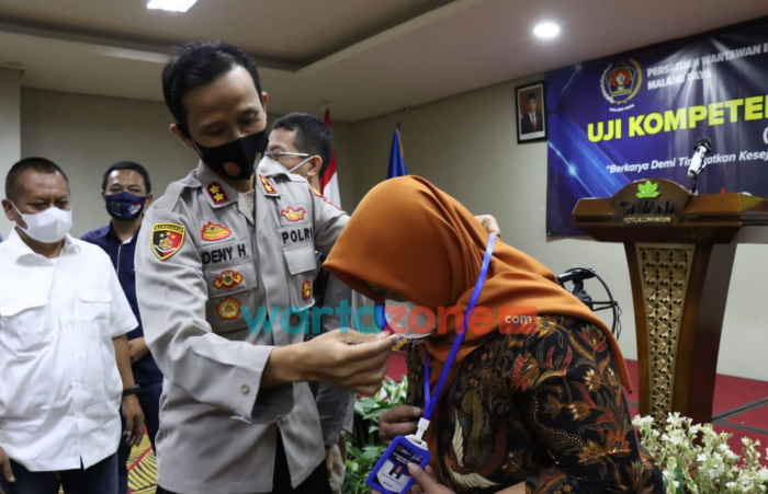 Foto: Wakapolresta Malang AKBP Deny Heryanto, saat membuka pelaksanaan Uji Kompetensi Wartawan, di Hotel Savana Kota Malang.