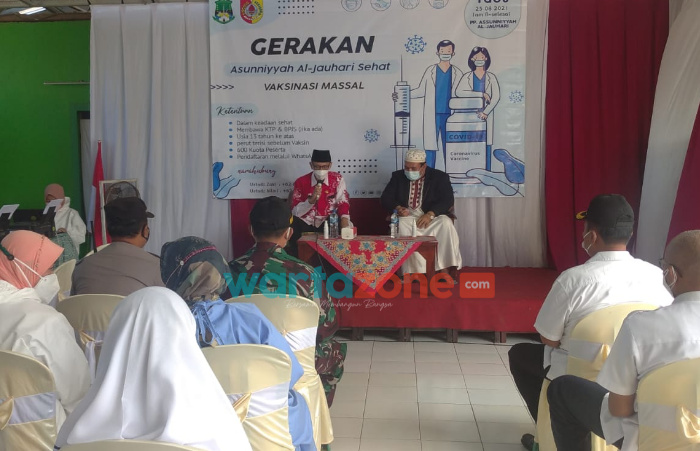 Foto: Wakil Bupati Jember, Gus Firjaun, saat peninjauan kegiatan vaksinasi di Ponpes As-Sunniyah Al-Jauhati kecamatan Kencong.