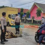 Foto: Personil Polres Bangkalan dan tim Posek Blega, saat mengurai kemacetan akibat genangan air.