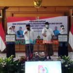 Foto: Bupati Jember Hendy Siswanto, saat menyerahkan Dana BOP PAUD di Aula Dispendik Kabupaten Jember, Jumat (3/12/2021).