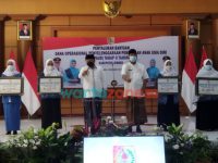 Foto: Bupati Jember Hendy Siswanto, saat menyerahkan Dana BOP PAUD di Aula Dispendik Kabupaten Jember, Jumat (3/12/2021).