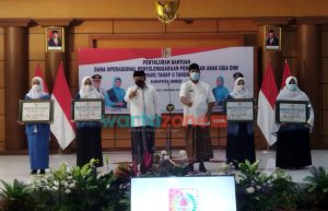 Bupati Jember Serahkan Dana BOP Untuk Guru PAUD Tahap Kedua