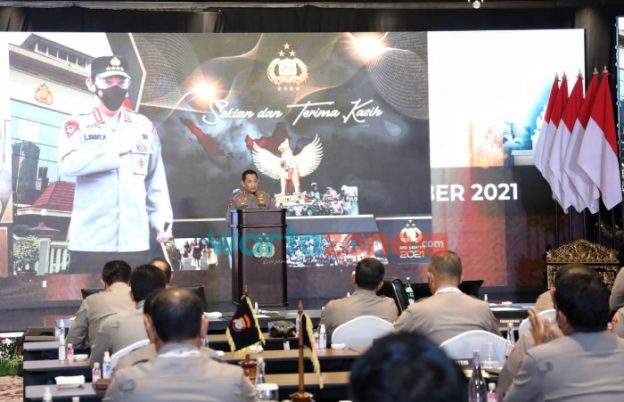 Foto: Kapolri Jenderal Listyo Sigit Prabowo, saat memberikan pengarahan Apel Kasatwil, Jumat (3/12) malam.