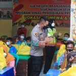Foto: Jajaran Polres Jember, saat berikan kejutan kepada Siswa SLB Negeri Branjangan yang terletak di Kelurahan Bintoro, Kecamatan Patrang, Kabupaten Jember.