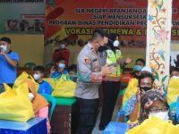 Foto: Jajaran Polres Jember, saat berikan kejutan kepada Siswa SLB Negeri Branjangan yang terletak di Kelurahan Bintoro, Kecamatan Patrang, Kabupaten Jember.