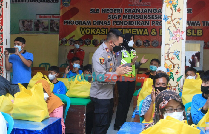 Foto: Jajaran Polres Jember, saat berikan kejutan kepada Siswa SLB Negeri Branjangan yang terletak di Kelurahan Bintoro, Kecamatan Patrang, Kabupaten Jember.