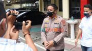 Foto: Kapolres Mojokerto, AKBP Apip Ginanjar, berkoordinasi dengan Polda jatim dan Polres Pasuruan, terkait kasus bunuh diri seorang mahasiswi.