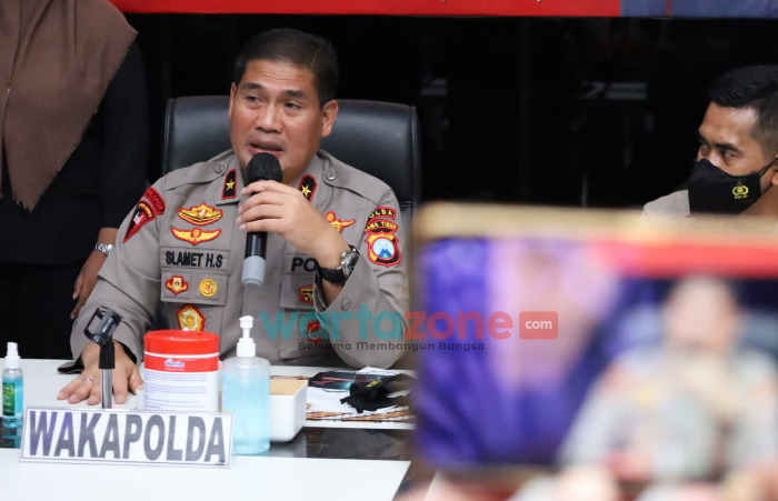 Foto: Wakapolda Jatim, Brigjen Pol Slamet Hadi Supraptoyo, saat merilis hasil pengungkapan kasus bunuh diri mahasiswi di area makam, Desa Japan, Kecamatan Suko, Kabupaten Mojokerto.