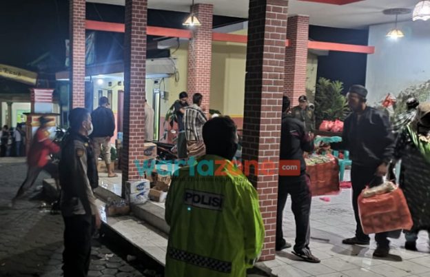 Foto: Polres Lumajang mendirikan Posko Pengungsian yang difasilitasi dengan dapur umum sebagai penunjang untuk pemenuhan bantuan makanan dan minuman bagi pengungsi.