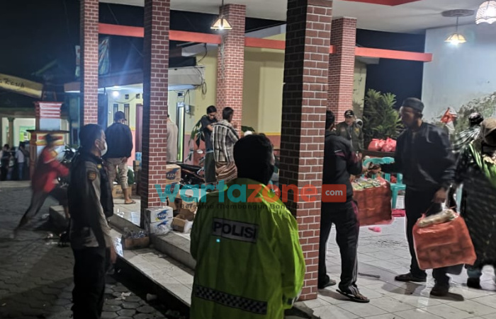 Foto: Polres Lumajang mendirikan Posko Pengungsian yang difasilitasi dengan dapur umum sebagai penunjang untuk pemenuhan bantuan makanan dan minuman bagi pengungsi.