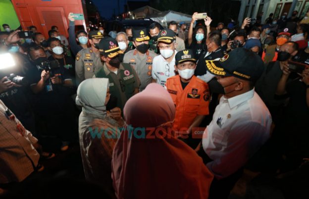 Foto: Gubernur Jatim, Khofifah Indar Parawansa, dan jajaran Forkopimda Kabupaten Lumajang, saat mendampingi Panglima TNI, Kepala BNPB, Menko PMK dan Mensos, untuk melakukan penanganan korban erupsi gunung Semeru.