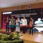 Foto: Penyuluh Antikorupsi, Badrul (Kanan memakai batik) saat foto bersama usai menerima penghargaan insan UPG 2021 dari KPK RI.