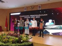 Foto: Penyuluh Antikorupsi, Badrul (Kanan memakai batik) saat foto bersama usai menerima penghargaan insan UPG 2021 dari KPK RI.