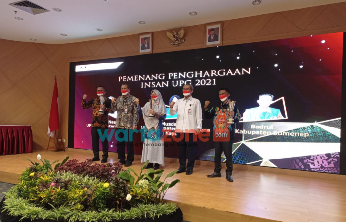 Foto: Penyuluh Antikorupsi, Badrul (Kanan memakai batik) saat foto bersama usai menerima penghargaan insan UPG 2021 dari KPK RI.