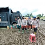 Foto: Kabaharkam Polri, Komjen Pol Arief Sulistyanto bersama Kapolda Jawa Timur Irjen Pol Nico Afinta, saat meninjau Posko Tanggap Darurat yang berada di Kantor Kecamatan Pasirian, Jalan Raya Pasirian, Kabupaten Lumajang.