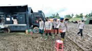 Foto: Kabaharkam Polri, Komjen Pol Arief Sulistyanto bersama Kapolda Jawa Timur Irjen Pol Nico Afinta, saat meninjau Posko Tanggap Darurat yang berada di Kantor Kecamatan Pasirian, Jalan Raya Pasirian, Kabupaten Lumajang.