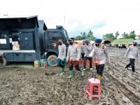 Foto: Kabaharkam Polri, Komjen Pol Arief Sulistyanto bersama Kapolda Jawa Timur Irjen Pol Nico Afinta, saat meninjau Posko Tanggap Darurat yang berada di Kantor Kecamatan Pasirian, Jalan Raya Pasirian, Kabupaten Lumajang.
