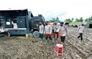 Kabaharkam Polri Cek Kesiapan Dapur Umum dan Posko Pengungsian Erupsi Gunung Semeru