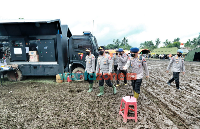 Foto: Kabaharkam Polri, Komjen Pol Arief Sulistyanto bersama Kapolda Jawa Timur Irjen Pol Nico Afinta, saat meninjau Posko Tanggap Darurat yang berada di Kantor Kecamatan Pasirian, Jalan Raya Pasirian, Kabupaten Lumajang.