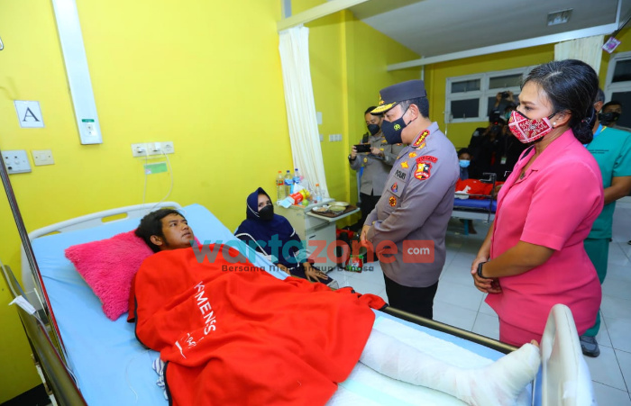 Foto: Kapolri Jenderal Listyo Sigit Prabowo, saat mengunjungi langsung penanganan bencana erupsi Gunung Semeru di Lumajang, Jawa Timur.