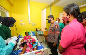 Tinjau RS Korban Erupsi Semeru, Kapolri Instruksikan Beri Perhatian Khusus ke Lansia, Ibu Hamil dan Anak