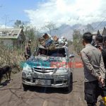 Foto: Tim Ditsamapta Polda Jatim, saat membantu warga terdampak erupsi gunung semeru.