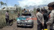 Foto: Tim Ditsamapta Polda Jatim, saat membantu warga terdampak erupsi gunung semeru.