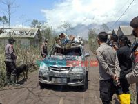 Foto: Tim Ditsamapta Polda Jatim, saat membantu warga terdampak erupsi gunung semeru.
