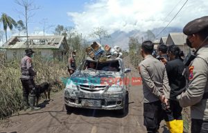 Antisipasi Penjarahan di Permukiman Warga Terdampak, Anggota Ditsamapta Polda Jatim Lakukan Patroli