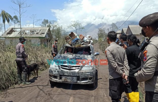Foto: Tim Ditsamapta Polda Jatim, saat membantu warga terdampak erupsi gunung semeru.