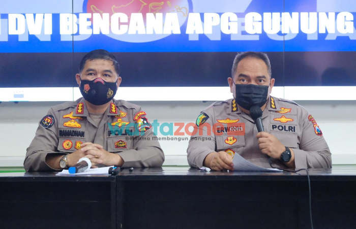 Foto: Kabid Dokkes Polda Jatim, didampingi TIM Disaster Victim Identification (DVI) Mabes Polri, saat merilis 10 jenazah korban erupsi gunung semeru, yang sudah teridentifikasi.