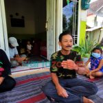 Foto: Sejumlah warga asal Lumajang yang mengungsi ke rumah saudaranya akibat erupsi Gunung Semeru, Selasa (7/12/2021).