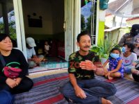 Foto: Sejumlah warga asal Lumajang yang mengungsi ke rumah saudaranya akibat erupsi Gunung Semeru, Selasa (7/12/2021).