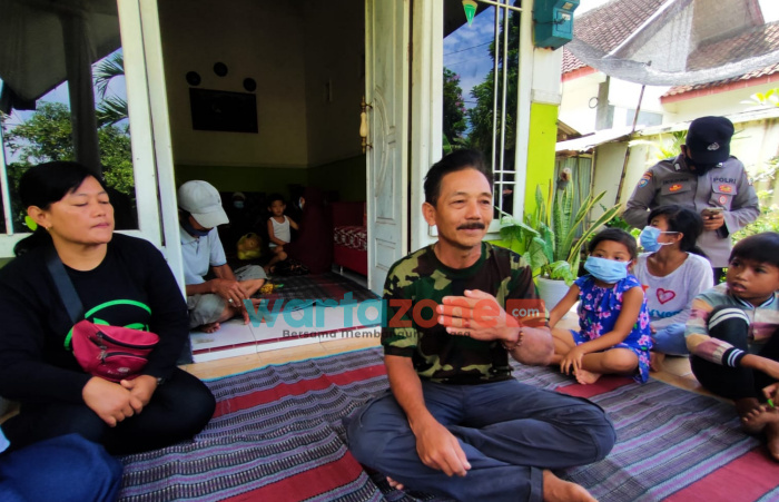 Foto: Sejumlah warga asal Lumajang yang mengungsi ke rumah saudaranya akibat erupsi Gunung Semeru, Selasa (7/12/2021).