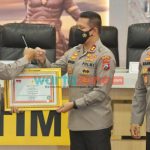 Foto: Kapolresta Malang Kota, AKBP Buher, saat menerima penghargaan piagam penghargaan