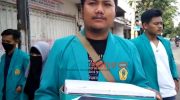Foto: Salah satu pengurus BEM UBI Banyuwangi, saat menggelar aksi galang dana