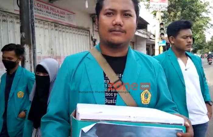 Foto: Salah satu pengurus BEM UBI Banyuwangi, saat menggelar aksi galang dana