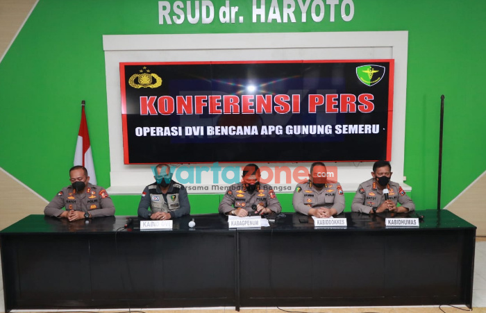 Foto: Sejumlah petinggi Polri saat menyampaikan hasil identifikasi Tim DVI Mabes Polri dalam pencarian jenazah korban erupsi Gunung Semeru